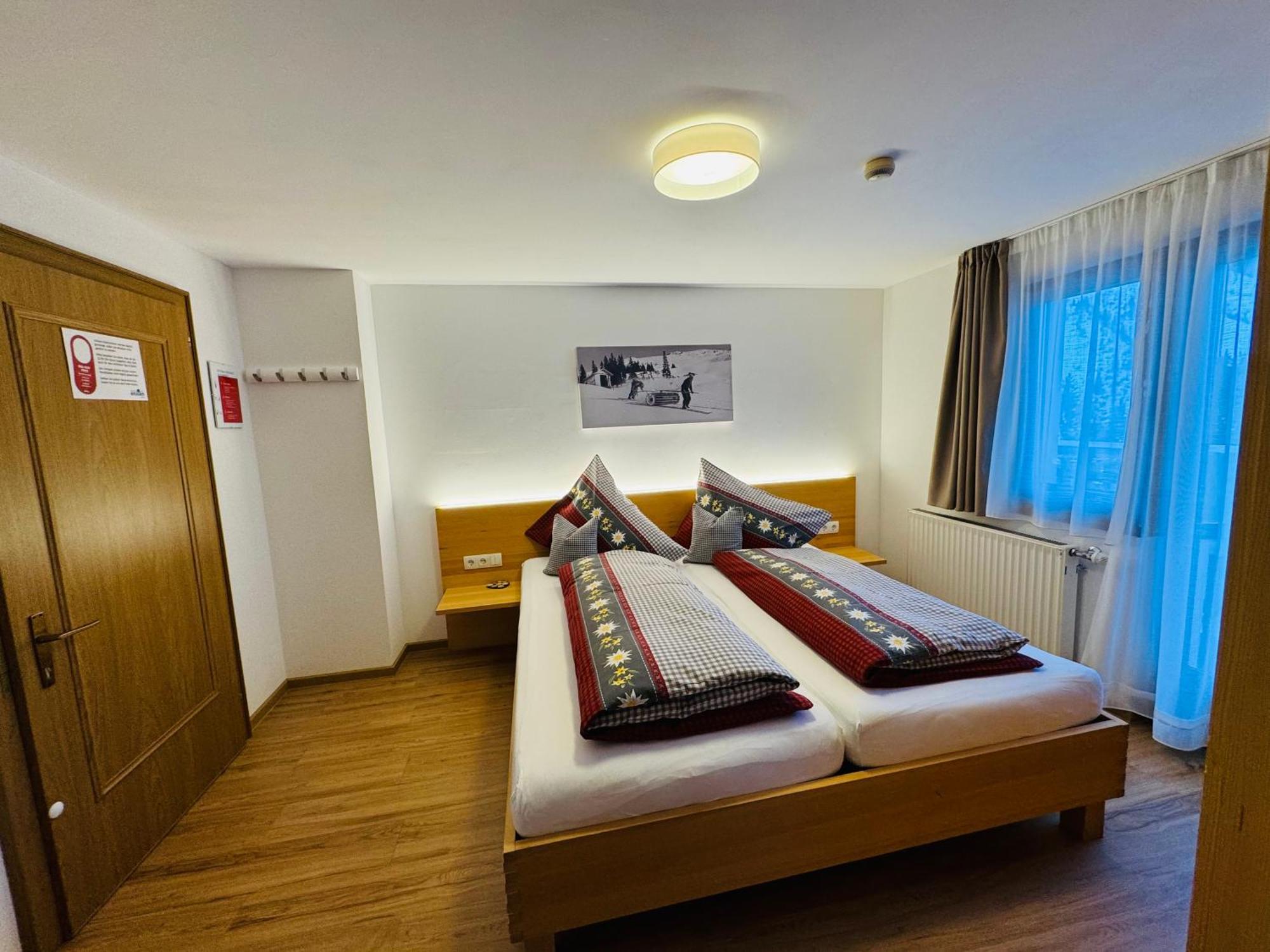 Hotel Garni Enzian Дамюльс Екстер'єр фото